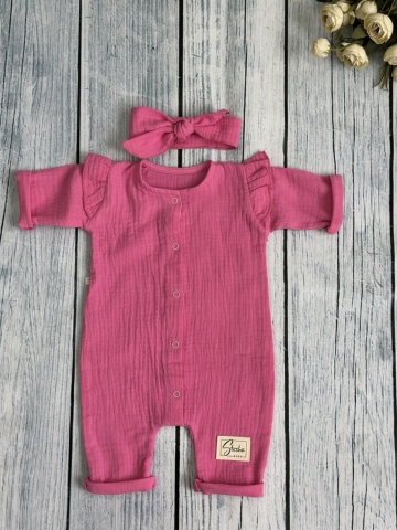 Купить оптом 336-Ф. Комбинезон с повязкой для девочки из муслина, хлопок 100%, размеры 56,62,68, фуксия в Ставрополе