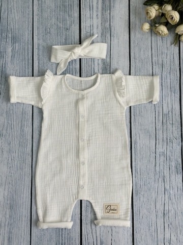 Купить оптом 336-МО. Комбинезон с повязкой для девочки из муслина, хлопок 100%, размеры 56,62,68, молочный в Ставрополе