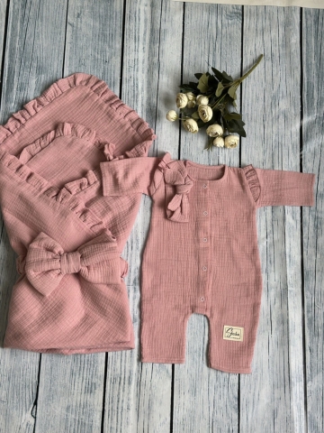 Купить оптом 335-П. Комплект из детского комбинезона, р 56 и конверта муслин, хлопок 100% 90/90 см, пудра в Ставрополе