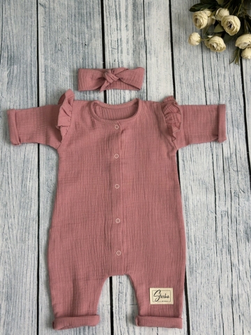 Купить оптом 336-П. Комбинезон с повязкой для девочки из муслина, хлопок 100%, размеры 56,62,68, пудра в Ставрополе